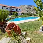 Renthub Villas At Kolympia